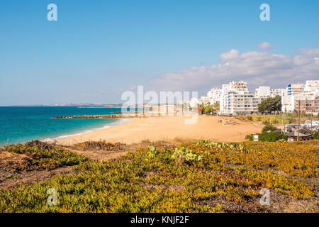 Schöne breite Strände mit gelbem Sand in Quarteira, Algarve, Portugal Stockfoto