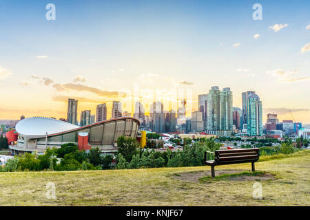 Die Innenstadt von Calgary bei Sonnenuntergang im Sommer, Alberta, Kanada Stockfoto