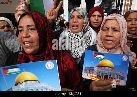 Gaza, Gazastreifen, palästinensischen Gebiet. 11 Dez, 2017. Palästinensische Frauen nehmen an einem Protest gegen US-Präsident Donald Trump Entscheidung Jerusalem als Hauptstadt von Israel zu erkennen, in Gaza-stadt am 11. Dezember 2017 Quelle: Ashraf Amra/APA-Images/ZUMA Draht/Alamy leben Nachrichten Stockfoto