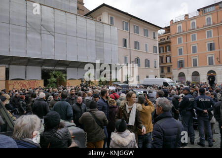 Rom, Italien, 11. Dezember 2017: Beerdigung der italienischen Sängerin Lando Fiorini in der Basilika Santa Maria in Trastevere. Credit: Marco varrone/Alamy leben Nachrichten Stockfoto