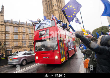 London, Großbritannien. 11. Dezember 2017. Anti-Brexit Protest auf Open Top Bus am britischen Parlament Debatten die Abhaltung eines zweiten Referendums über den Brexit Ausfahrt viel touren Straßen Londons. Bedeutung der Bus ist, dass die Kampagne einen Bus mit einem Slogan, die betrachtet wurde, unehrlich von der bleiben Kampagne sein vor dem Referendum verwendet. Der Bus wurde von der Kampagne Group# Nr. 10 Vigil. Kredit organisiert: Bruce Tanner/Alamy leben Nachrichten Stockfoto