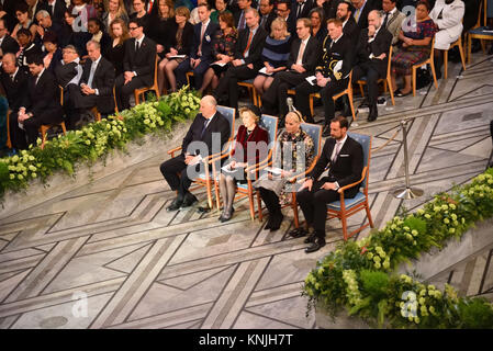 Oslo, Norwegen. 10 Dez, 2017. Der Nobelpreis für den Frieden 2017 wird vergeben die internationale Kampagne im Rathaus in Oslo Norwegen zu ICAN zu Atomwaffen abschaffen (ICAN). Die norwegische Royals. Credit: C) ImagesLive/ZUMA Draht/Alamy leben Nachrichten Stockfoto