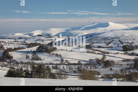 Paxton's Tower. UK. 11. Dezember, 2017. Blick über die Brecon Beacons National Park auf dem Weg zu den Gipfeln der Pen y Fan massiv. Wales. Credit: Zeichnete Buckley/Alamy leben Nachrichten Stockfoto