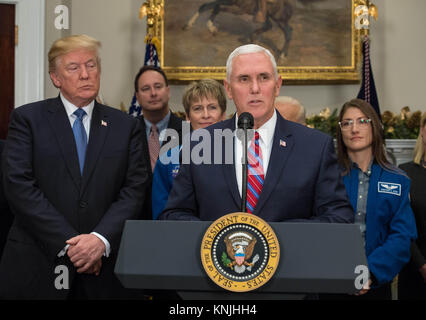 Dezember 11, 2017 - United States Vice President Mike Pence spricht vor US-Präsident Donald J. Trumpf Zeichen die Presidential Raum Richtlinie - 1, Regie der NASA zum Mond zurückkehren, neben Präsident Donald Trump, Links, NASA-Administrator Robert Lightfoot, zweite links, NASA-Astronautin Peggy Whitson, dritter von links, NASA-Astronaut Christina Koch, rechts, und die Mitglieder des Senats, Kongress- und Gewerbeflächen Unternehmen der Roosevelt Raum des Weißen Hauses in Washington, Montag, 11. Dezember 2017. Obligatorische Credit: Aubrey Gemignani/NASA über CNP (Credit Bild: © aubrey Gemigna Stockfoto