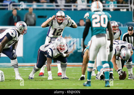 Miami Gardens, Florida, USA. 11 Dez, 2017. New England Patriots Quarterback Tom Brady (12) ruft Anweisungen an seine Mannschaft während der ersten Hälfte des Spiels zwischen den New England Patriots und die Miami Dolphins im Hard Rock Stadion in Miami Gardens, Fla., am Montag, den 11. Dezember 2017. Quelle: Andres Leiva/der Palm Beach Post/ZUMA Draht/Alamy leben Nachrichten Stockfoto