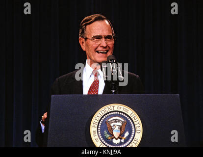 Washington, District of Columbia, USA. 6 Feb, 1989. Präsidenten der Vereinigten Staaten George H.W. Bush kündigt seine Spar- und Rettungsplan bei einer Pressekonferenz im Weißen Haus in Washington, DC am 6. Februar 1989. Credit: Ron Sachs/CNP Credit: Ron Sachs/CNP/ZUMA Draht/Alamy leben Nachrichten Stockfoto