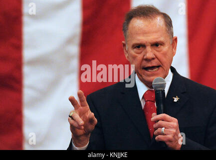 Dezember 11, 2017 - Midland City, Alabama, United States - Richter Roy Moore spricht auf einer Kundgebung am 11. Dezember 2017 in Jordanien der Aktivität Scheune in Midland City, Alabama einen Tag vor eine spezielle Wahl für einen US-Senat Sitz. Trotz der Behauptungen, dass Moore Jugendmädchen verfolgt, als er in den Dreißigern war, Umfragen zeigen Moore vor seinem demokratischen Gegner, Doug Jones. (Paul Hennessy/Alamy) Stockfoto