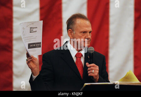 Dezember 11, 2017 - Midland City, Alabama, United States - Richter Roy Moore spricht auf einer Kundgebung am 11. Dezember 2017 in Jordanien der Aktivität Scheune in Midland City, Alabama einen Tag vor eine spezielle Wahl für einen US-Senat Sitz. Trotz der Behauptungen, dass Moore Jugendmädchen verfolgt, als er in den Dreißigern war, Umfragen zeigen Moore vor seinem demokratischen Gegner, Doug Jones. (Paul Hennessy/Alamy) Stockfoto