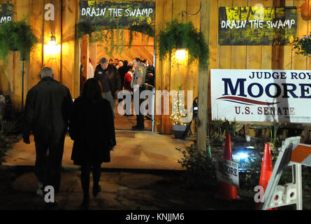 Dezember 11, 2017 - Midland City, Alabama, United States - Menschen kommen an einem Richter Roy Moore Kundgebung am 11 Dezember, 2017 in Jordanien der Aktivität Scheune in Midland City, Alabama einen Tag vor eine spezielle Wahl für einen US-Senat Sitz. Trotz der Behauptungen, dass Moore Jugendmädchen verfolgt, als er in den Dreißigern war, Umfragen zeigen Moore vor seinem demokratischen Gegner, Doug Jones. (Paul Hennessy/Alamy) Stockfoto