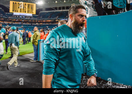 Miami Gardens, Florida, USA. 11 Dez, 2017. Miami Dolphins defensive Coordinator Matt Burke feiert auf dem Weg in die Umkleide nach dem Ende der zweiten Hälfte des Spiels zwischen den New England Patriots und die Miami Dolphins im Hard Rock Stadion in Miami Gardens, Fla., am Montag, den 11. Dezember 2017. Endstand, Miami 27, New England, 20. Quelle: Andres Leiva/der Palm Beach Post/ZUMA Draht/Alamy leben Nachrichten Stockfoto