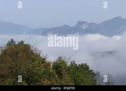 Fujian, Fujian, China. 7 Dez, 2017. Fujian, China bis 7. Dezember 2017: (redaktionelle Verwendung. CHINA). Die Wuyi Mountains sind ein Gebirgszug in der Präfektur von nanping in der nördlichen Provinz Fujian in der Nähe der Grenze mit der Provinz Jiangxi, China. Viele Oolong und schwarze Tees sind im Wuyi Bergen, einschließlich Da Hong Pao (Große Rote Robe) und Lapsang Souchong produziert. Die wuyi Bergen zwischen Wuyishan Stadt Nanping Präfektur im Nordwesten der Provinz Fujian und Wuyishan Stadt Shangrao Stadt im Nordosten der Provinz Jiangxi. Credit: SIPA Asien/ZUMA Draht/Alamy leben Nachrichten Stockfoto