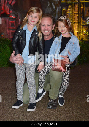 Ian Ziering, Mia Loren Ziering und Penna Mae Ziering 228 besucht die Premiere von Columbia Pictures'' Jumanji: Willkommen im Dschungel" am 11. Dezember 2017 in Los Angeles, Kalifornien Stockfoto