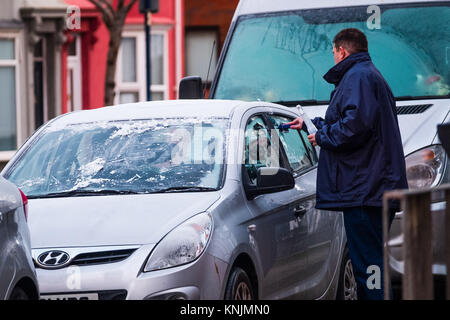 Aberystwyth Wales UK Dienstag, 12. Dezember 2017 Großbritannien Wetter: ein Mann reinigt das Eis weg sein Auto auf bitter kalt und frostig Start in den Tag in Aberystwyth Wales, nach einem klaren, wolkenlosen Nacht, in der Temperaturen in den ländlichen Gebieten bis -13 °C fiel, die kälteste in diesem Jahr bisher Foto © Keith Morris/Alamy leben Nachrichten Stockfoto