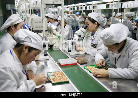 Huaibei, Huaibei, China. 12 Dez, 2017. Huaibei, CHINA - Dezember 2017: (redaktionelle Verwendung. CHINA). Arbeiter an einem micro Motor Factory in Huaibei, der ostchinesischen Provinz Anhui, Dezember 8th, 2017. Micro Motor spielt eine wichtige Rolle bei der Herstellung von Mobiltelefonen. Credit: SIPA Asien/ZUMA Draht/Alamy leben Nachrichten Stockfoto