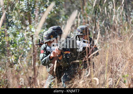 Kunming, Kunming, China. 12 Dez, 2017. Kunming, China-12. Dezember 2017: (redaktionelle Verwendung. CHINA). bewaffnete Polizei 'Devil in Kunming, Provinz Yunnan im Süden Chinas empfangen. Credit: SIPA Asien/ZUMA Draht/Alamy leben Nachrichten Stockfoto