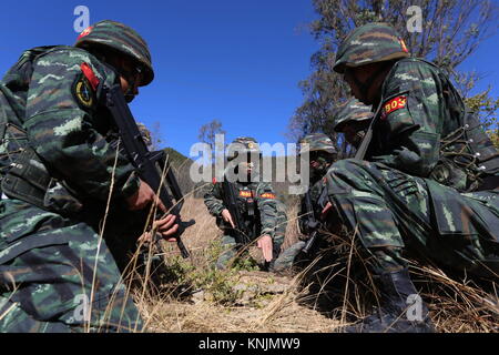 Kunming, Kunming, China. 12 Dez, 2017. Kunming, China-12. Dezember 2017: (redaktionelle Verwendung. CHINA). bewaffnete Polizei 'Devil in Kunming, Provinz Yunnan im Süden Chinas empfangen. Credit: SIPA Asien/ZUMA Draht/Alamy leben Nachrichten Stockfoto