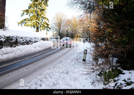 Titley, Herefordshire, UK - Dezember 2017 - Über Nacht die Temperaturen fallen auf minus 9 C (-9 C) in den ländlichen Teilen von Herefordshire letzte Nacht - am frühen Morgen einen Autofahrer fährt mit Sorgfalt auf dem zugefrorenen Straße mit Patches gefrorener Schneematsch und Eis. Credit: Steven Mai/Alamy leben Nachrichten Stockfoto