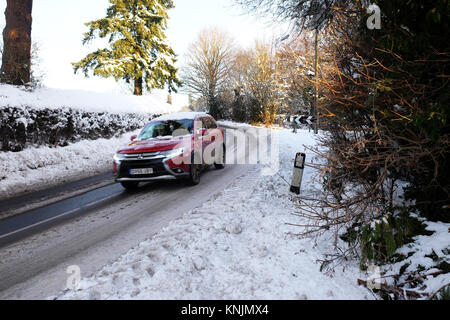 Titley, Herefordshire, UK - Dezember 2017 - Über Nacht die Temperaturen fallen auf minus 9 C (-9 C) in den ländlichen Teilen von Herefordshire letzte Nacht - am frühen Morgen einen Autofahrer fährt mit Sorgfalt auf dem zugefrorenen Straße noch mit Patches von Eis. Credit: Steven Mai/Alamy leben Nachrichten Stockfoto