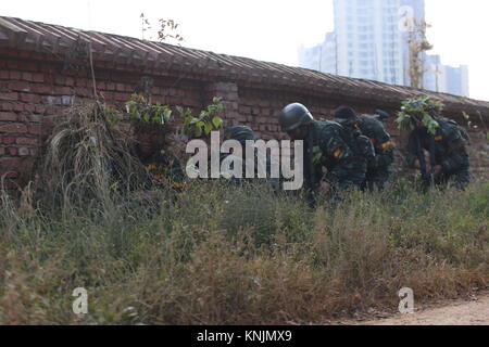 Kunming, Kunming, China. 12 Dez, 2017. Kunming, China-12. Dezember 2017: (redaktionelle Verwendung. CHINA). bewaffnete Polizei 'Devil in Kunming, Provinz Yunnan im Süden Chinas empfangen. Credit: SIPA Asien/ZUMA Draht/Alamy leben Nachrichten Stockfoto