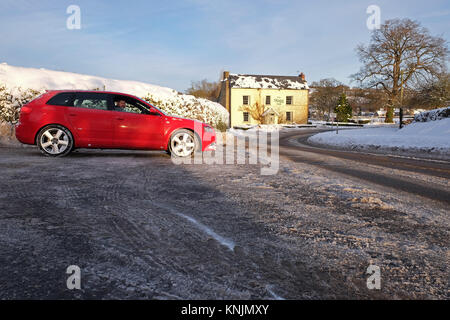 Titley, Herefordshire, UK - Dezember 2017 - Über Nacht die Temperaturen fallen auf minus 9 C (-9 C) in den ländlichen Teilen von Herefordshire letzte Nacht - am frühen Morgen einen Autofahrer fährt mit Sorgfalt auf der schattigen Eis Straße abgedeckt. Credit: Steven Mai/Alamy leben Nachrichten Stockfoto