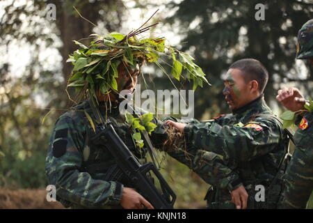 Kunming, Kunming, China. 12 Dez, 2017. Kunming, China-12. Dezember 2017: (redaktionelle Verwendung. CHINA). bewaffnete Polizei 'Devil in Kunming, Provinz Yunnan im Süden Chinas empfangen. Credit: SIPA Asien/ZUMA Draht/Alamy leben Nachrichten Stockfoto