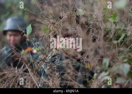 Kunming, Kunming, China. 12 Dez, 2017. Kunming, China-12. Dezember 2017: (redaktionelle Verwendung. CHINA). bewaffnete Polizei 'Devil in Kunming, Provinz Yunnan im Süden Chinas empfangen. Credit: SIPA Asien/ZUMA Draht/Alamy leben Nachrichten Stockfoto