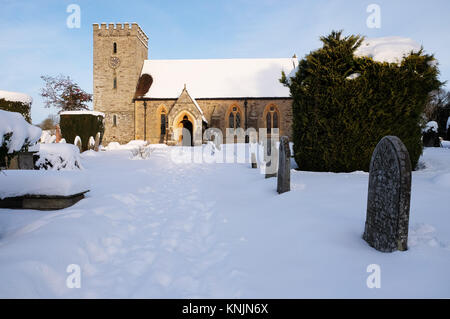 Titley, Herefordshire, UK - Dezember 2017 - Über Nacht die Temperaturen fallen auf minus 9 C (-9 C) in den ländlichen Teilen von Herefordshire letzte Nacht einschließlich Titley Village - Das Dorf Kirche Hof ist immer noch in den gefrorenen Schnee. Credit: Steven Mai/Alamy leben Nachrichten Stockfoto