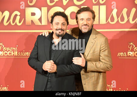 Rom, Italien. 12. Dezember, 2017. Photocall Film "Poveri ma Ricchissimi' - Christian De Sica in der Rolle von Danilo Tucci und Enrico Brignano in der Rolle des Marcello in italienischen Kinos am Dezember 14 Credit freigegeben werden: Giuseppe Andidero/Alamy leben Nachrichten Stockfoto