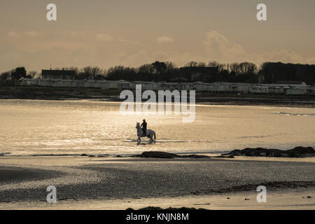 Ballywalter, Co, N Irland, Großbritannien. 12 Dez, 2017. Wetter news. N frühen Frost gibt Weg für sehr ruhigen Bedingungen heute Morgen im Ballywalter, Nordirland. copyright Credit: Gary Telford/Alamy leben Nachrichten Stockfoto