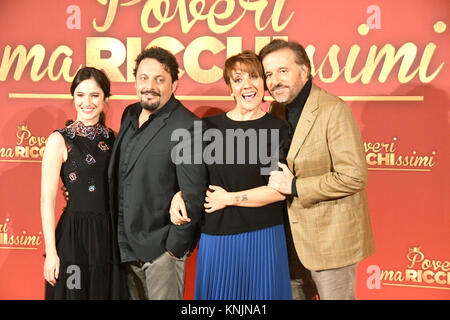 Rom, Italien. 12. Dezember, 2017. Photocall Film "Poveri ma Ricchissimi' - Christian De Sica als Danilo Tucci, Enrico brignano wie Marcello, Lucia Ocone in der Rolle von Loredana Tucci und Lodovica Comello in der Rolle von Valentina. Credit: Giuseppe Andidero/Alamy leben Nachrichten Stockfoto