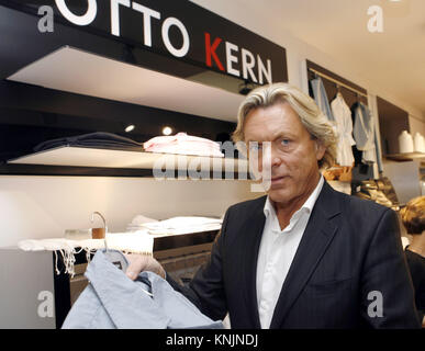 Freiburg, Deutschland. 9 Mär, 2007. Archiv - der Mode Unternehmer Otto Kern steht in seinem Geschäft in Freiburg, Deutschland, 9. März 2007. Der Modedesigner hat sich im Alter von 67 Jahren in Monaco. Credit: Rolf Haid/dpa/Alamy leben Nachrichten Stockfoto