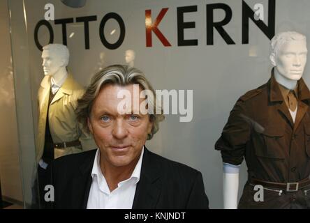 Freiburg, Deutschland. 9 Mär, 2007. Archiv - der Mode Unternehmer Otto Kern steht in seinem Geschäft in Freiburg, Deutschland, 9. März 2007. Der Modedesigner hat sich im Alter von 67 Jahren in Monaco. Credit: Rolf Haid/dpa/Alamy leben Nachrichten Stockfoto