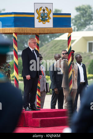 Accra, Ghana. 12 Dez, 2017. Deutsche Präsident Frank-Walter Steinmeier ist bei Flagstaff House, dem Sitz der ghanaische Präsident in Accra, Ghana, 12. Dezember 2017 erhalten. Steinmeier ist zum Auftakt seines viertaegigen Staatsbesuchs in Afrika in Ghana. Quelle: Bernd von Jutrczenka/dpa/Alamy leben Nachrichten Stockfoto