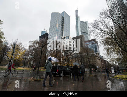 Frankfurt am Main, Deutschland. 27 Nov, 2017. Der Taunus Turm in Frankfurt am Main, Deutschland, 27. November 2017. Die größte amerikanische Bank plant Frankfurt in das Zentrum der europäischen Banken zu machen. Zusätzliche Büroflächen hat bereits vermietet - JP Morgan hat aber ihre mögliche Pläne zu erklären. Credit: Andreas Arnold/dpa/Alamy leben Nachrichten Stockfoto