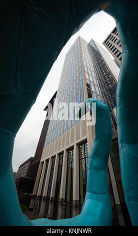 Frankfurt am Main, Deutschland. 27 Nov, 2017. Der Taunus Turm in Frankfurt am Main, Deutschland, 27. November 2017. Die größte amerikanische Bank plant Frankfurt in das Zentrum der europäischen Banken zu machen. Zusätzliche Büroflächen hat bereits vermietet - JP Morgan hat aber ihre mögliche Pläne zu erklären. Credit: Andreas Arnold/dpa/Alamy leben Nachrichten Stockfoto