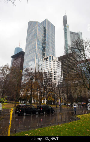 Frankfurt am Main, Deutschland. 27 Nov, 2017. Der Taunus Turm in Frankfurt am Main, Deutschland, 27. November 2017. Die größte amerikanische Bank plant Frankfurt in das Zentrum der europäischen Banken zu machen. Zusätzliche Büroflächen hat bereits vermietet - JP Morgan hat aber ihre mögliche Pläne zu erklären. Credit: Andreas Arnold/dpa/Alamy leben Nachrichten Stockfoto