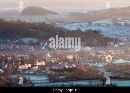 Bridport, Dorset, Großbritannien. 12. Dezember 2017. UK Wetter. Blick über Bridport in Dorset an einem frostigen Winter Morgen nach einer Nacht mit Temperaturen unter dem Gefrierpunkt. Foto: Graham Jagd-/Alamy leben Nachrichten Stockfoto