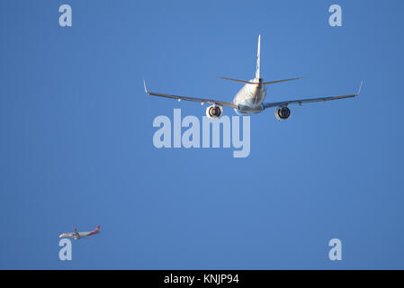 Flybe Embraer ERJ-190 Jet Airliner Flugzeug von London Southend Airport in Richtung eines Flugzeugs aus London City Airport Stockfoto