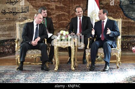 Der russische Präsident Wladimir Putin, Links, im Gespräch mit den ägyptischen Präsidenten Abdel Fattah el-Sisi Dezember 11, 2017 in Kairo, Ägypten. Putin unterzeichnet ein $ 21 Milliarden Dollar Deal auf Ägyptens Dabaa Kernkraftwerk zu arbeiten und vereinbarten zivile Flüge nach Ägypten wieder aufzunehmen. Stockfoto