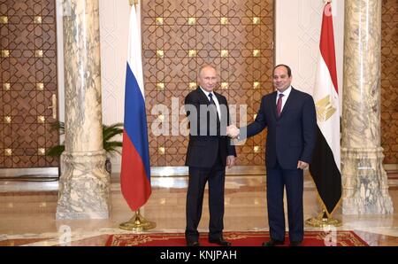 Der russische Präsident Wladimir Putin, Links, wird von den ägyptischen Präsidenten Abdel Fattah el begrüßt - Sisi vor ihrer bilateralen Treffen, das am 11. Dezember 2017 in Kairo, Ägypten. Putin unterzeichnet ein $ 21 Milliarden Dollar Deal auf Ägyptens Dabaa Kernkraftwerk zu arbeiten und vereinbarten zivile Flüge nach Ägypten wieder aufzunehmen. Stockfoto