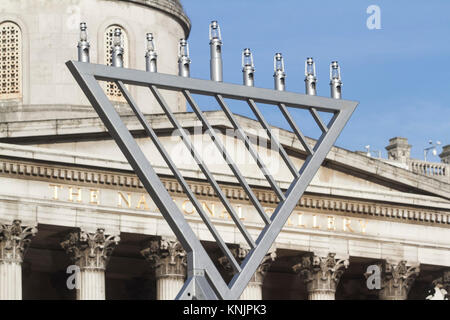 London, Großbritannien. 12 Dez, 2017. Eine große Hanukkah Menorah Kerze ist in Trafalgar Square als heute markiert den Beginn der jüdisches Fest zum Gedenken an die Umwidmung des Zweiten Tempels in Jerusalem. Das Festival wird durch die Beleuchtung der Kerzen eines Armleuchter mit neun Niederlassungen beobachtet, ein Hanukkah Menorah genannt. Credit: Amer ghazzal/Alamy leben Nachrichten Stockfoto