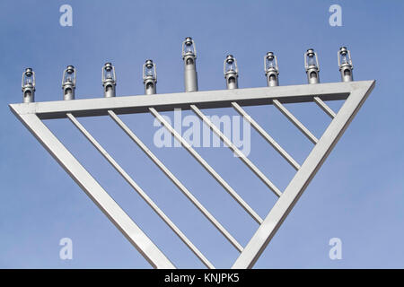 London, Großbritannien. 12 Dez, 2017. Eine große Hanukkah Menorah Kerze ist in Trafalgar Square als heute markiert den Beginn der jüdisches Fest zum Gedenken an die Umwidmung des Zweiten Tempels in Jerusalem. Das Festival wird durch die Beleuchtung der Kerzen eines Armleuchter mit neun Niederlassungen beobachtet, ein Hanukkah Menorah genannt. Credit: Amer ghazzal/Alamy leben Nachrichten Stockfoto