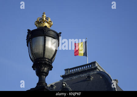 Die belgische Flagge auf dem Royal Palace (Palais Royal) hinter einer Laterne mit einer Krone auf rü Bréderode in der belgischen Hauptstadt Brüssel, dargestellt am 25.06.2017. Der Königliche Palast im Zentrum der Stadt ist die offizielle Palast des Königs der Belgier, und bis zum Tod von Königin Astrid im Jahr 1935 wurde als Residenz der königlichen Familie verwendet werden. Danach werden die dann - König Leopold III. zog in das Schloss von Laeken, wo die königliche Familie leben bis zu diesem Tag. Heute ist das Palais Royal ist das Büro des Königs und die Residenz der Fürsten. Der Palast beherbergt auch ein Museum mit einer Sammlung über Stockfoto