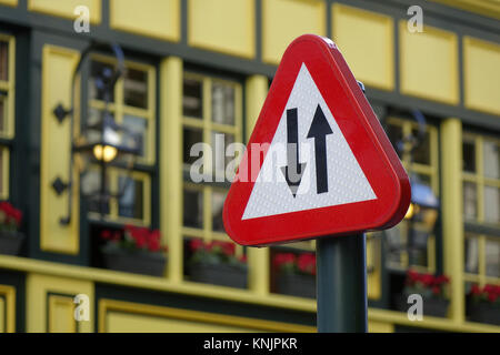 Brüssel, Belgien. 24 Juni, 2017. Eine Bidirektionale Datenverkehr Zeichen vor der gelben Fassade eines Gebäudes in der Rue Grétry 51, in dem sich das Restaurant 'Drug Opera', dargestellt am 23.06.2017 in der belgischen Hauptstadt Brüssel. Punkte der Name 'Drug Opera" auf die Tatsache, dass die historischen Gebäude einmal eine Apotheke untergebracht. - Keine LEITUNG SERVICE-Credit: Sascha Steinach/dpa-Zentralbild/dpa | Verwendung weltweit/dpa/Alamy leben Nachrichten Stockfoto