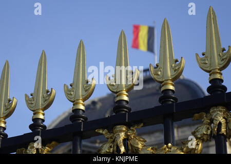 Die belgische Flagge auf dem Royal Palace (Palais Royal) hinter den vergoldeten Punkte eines Metallzaun auf rü Bréderode in der belgischen Hauptstadt Brüssel, dargestellt am 25.06.2017. Der Königliche Palast im Zentrum der Stadt ist die offizielle Palast des Königs der Belgier, und bis zum Tod von Königin Astrid im Jahr 1935 wurde als Residenz der königlichen Familie verwendet werden. Danach werden die dann - König Leopold III. zog in das Schloss von Laeken, wo die königliche Familie leben bis zu diesem Tag. Heute ist das Palais Royal ist das Büro des Königs und die Residenz der Fürsten. Der Palast beherbergt auch ein Museum mit einer Sammlung Stockfoto