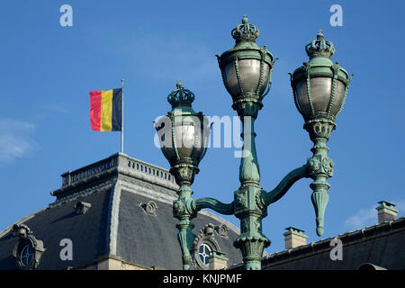 Die belgische Flagge auf dem Royal Palace (Palais Royal) hinter einer Laterne mit Kronen auf rü Bréderode in der belgischen Hauptstadt Brüssel, dargestellt am 25.06.2017. Der Königliche Palast im Zentrum der Stadt ist die offizielle Palast des Königs der Belgier, und bis zum Tod von Königin Astrid im Jahr 1935 wurde als Residenz der königlichen Familie verwendet werden. Danach werden die dann - König Leopold III. zog in das Schloss von Laeken, wo die königliche Familie leben bis zu diesem Tag. Heute ist das Palais Royal ist das Büro des Königs und die Residenz der Fürsten. Der Palast beherbergt auch ein Museum mit einer Sammlung über t Stockfoto