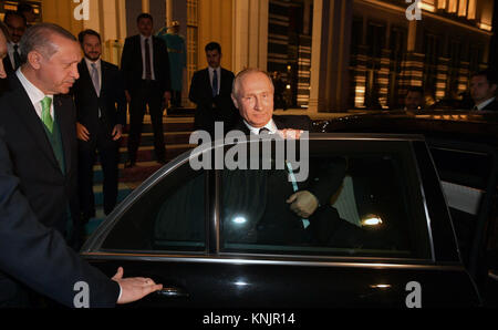 Ankara, Türkei. 11 Dez, 2017. Der russische Präsident Wladimir Putin, rechts, ist zu seiner Wagenkolonne von türkischen Präsidenten Recep Tayyip Erdogan begleitet, Links, als er den Präsidentenpalast fährt folgenden Sitzung Dezember 11, Ankara, Türkei 2017. Credit: Planetpix/Alamy leben Nachrichten Stockfoto