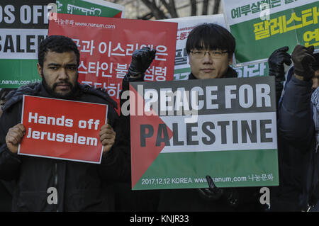 Seoul, Südkorea. 12 Dez, 2017. Die Demonstranten halten Streikposten Zeichen und Parolen schreien während eines Palästina unterstützen Protest in der Nähe der israelischen Botschaft in Seoul, Südkorea. In Jerusalem, Palästinensische Wahrnehmung, dass Trump spricht Israel überkocht in Protest Zusammenstöße. Credit: Ryu Seung Il/ZUMA Draht/Alamy leben Nachrichten Stockfoto