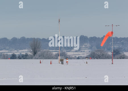 Wolverhampton Halfpenny Green Airport, Marian, Großbritannien. 12 Dez, 2017. Auf der kältesten Nacht des Jahres so weit, mit Übernachtung kuehler bei minus 10 c in Teilen von Shropshire, Staffordshire und Frost und Schnee weiterhin Störungen hinzufügen. Wolverhampton Halfpenny Green Airport, an der Grenze der beiden landkreise liegt blieb geschlossen, bedeckt mit 5 Zoll Schnee und Eis. Obwohl viele Flugzeuge waren oben gegen das Wetter ein Paar an ihren Erzählungen unter dem Gewicht der Schnee und Eis gekippt gewickelt. Credit: Paul Bündel/Alamy leben Nachrichten Stockfoto