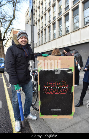 South Kensington, London, Großbritannien. 12 Dez, 2017. Fans Queuing für die heutige Europäische Premiere von Star Wars: Der letzte Jedi in der Albert Hall. Quelle: Matthew Chattle/Alamy leben Nachrichten Stockfoto